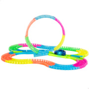 Pista de coches que brilla en la oscuridad 131 piezas Speed & Go