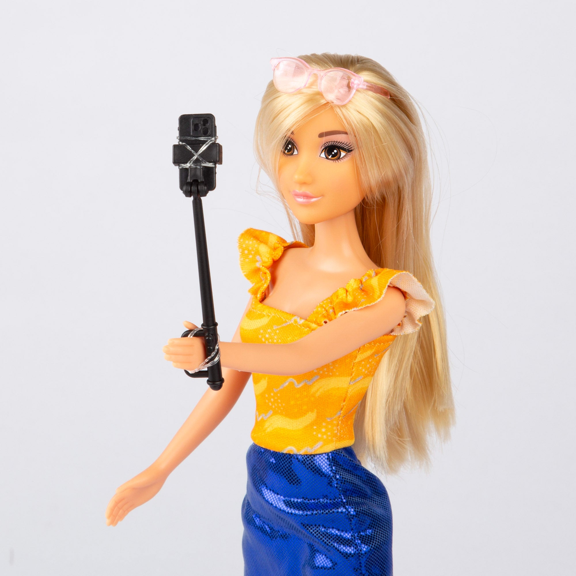 Muñeca con coche deportivo y accesorios Isabella