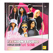 Barbie Fashion Studio diseña, pega y colorea