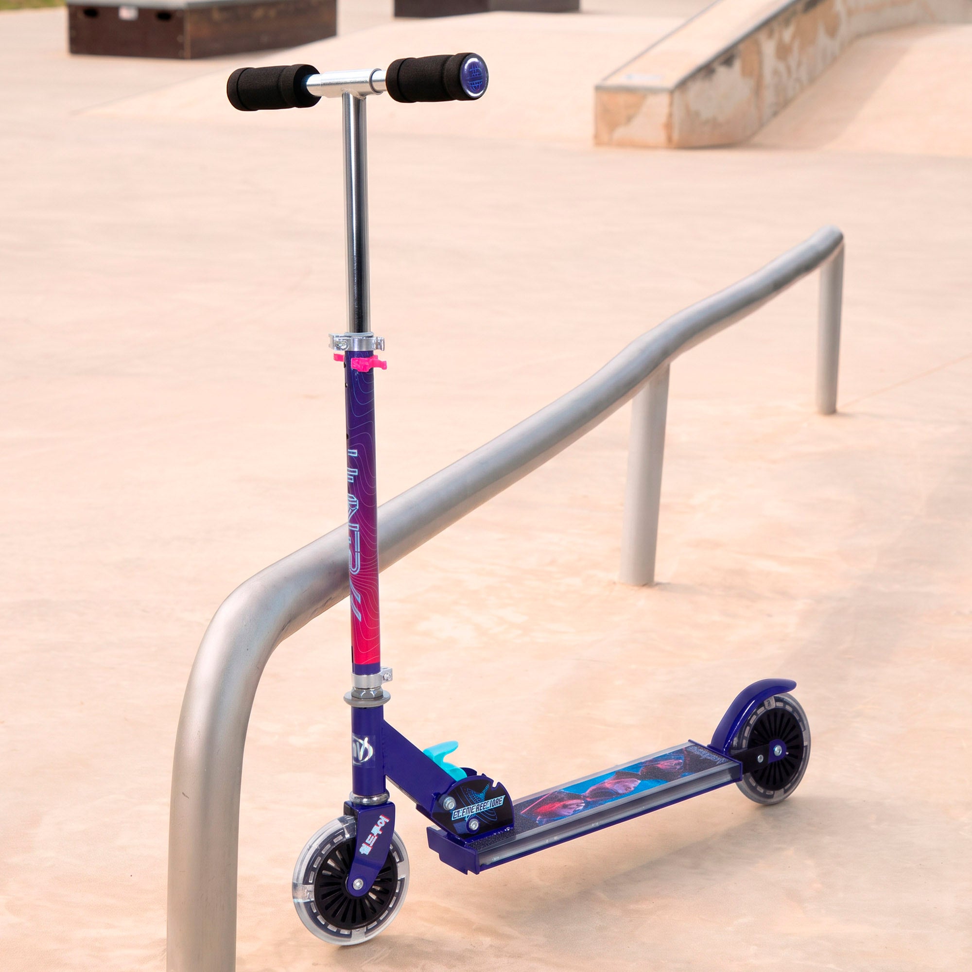 KPop Demon Hunters Patinete plegable 2 ruedas máx.50 kg con luces