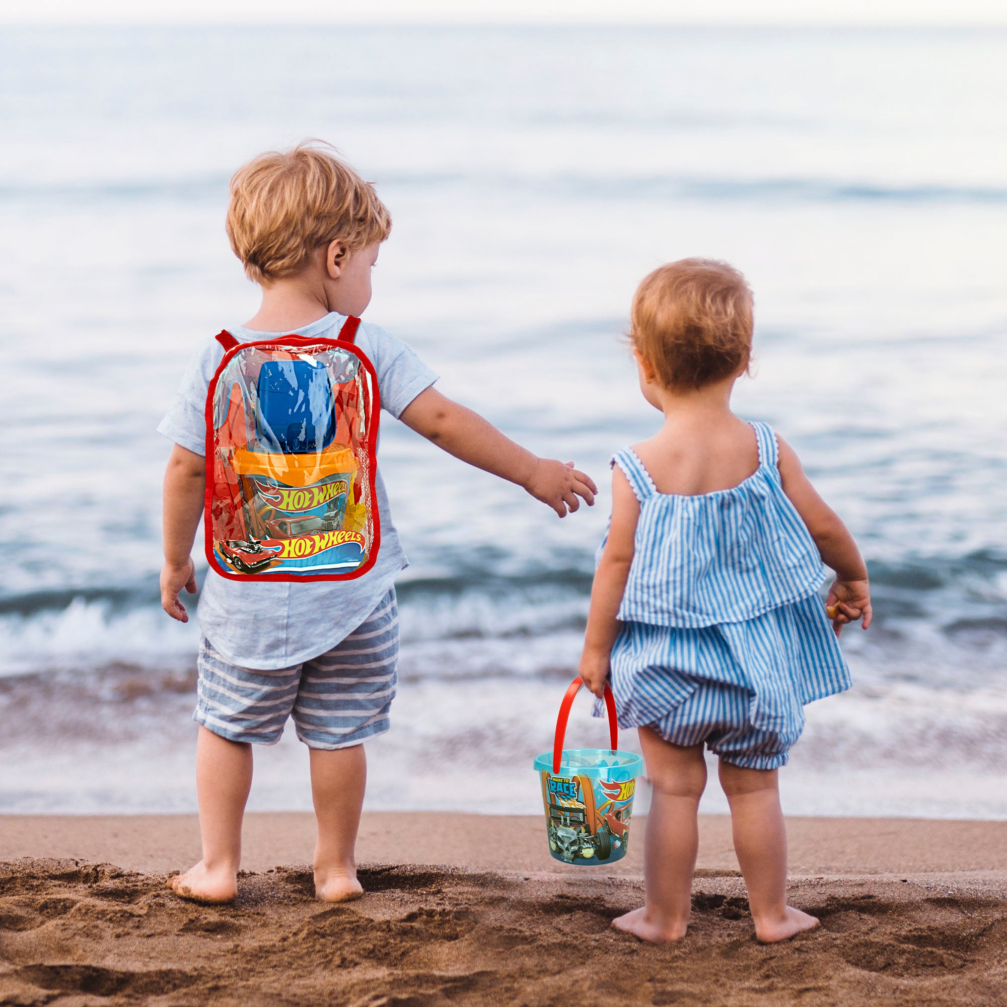 Hot Wheels Set cubo de playa con accesorios y mochila transporte